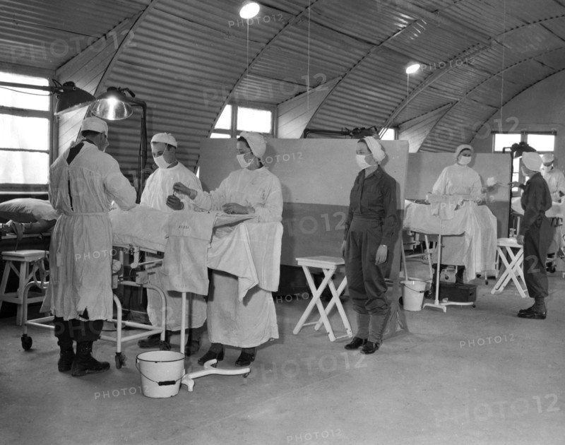 Salle d'opération au 188e Hôpital général de Lison.
(6 janvier 1945)