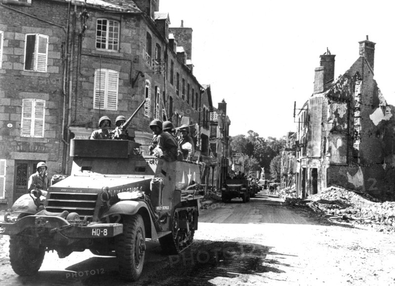 Troupes américaines traversant Avranches, en Normandie. (Eté 1944)