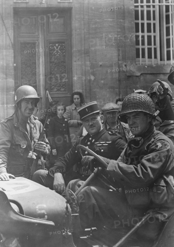 American soldiers with a Gendarme (1944)