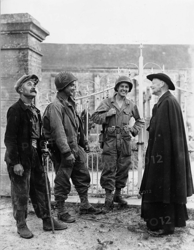 Deux soldats américains fraternisent avec le curé de Nucilly