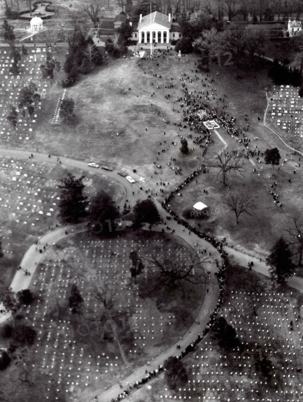 Visiteurs rendant hommage au Président John Fitzgerald Kennedy au cimetière d'Arlington, le 28 novembre 1963