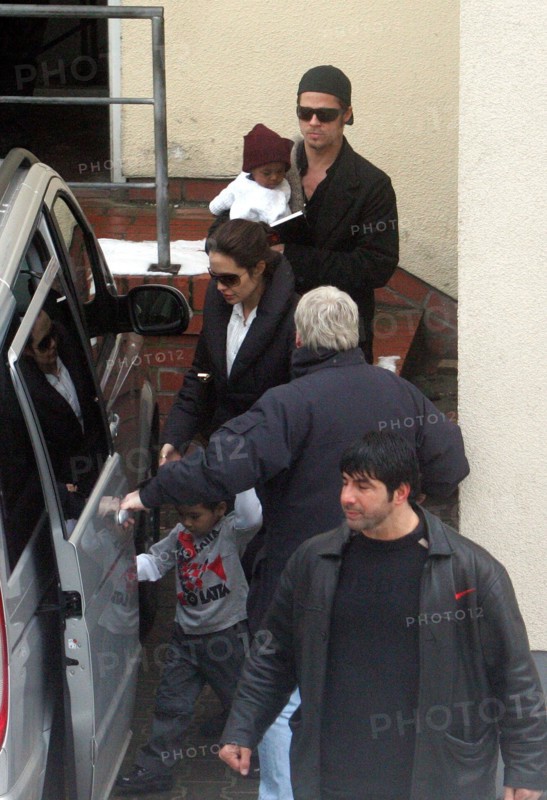 Brad Pitt mit Tochter Zahara auf dem Arm und Angelina Jolie mit Maddox an der Hand verlassen das Family Fun Center Bamboo-Land in der Berliner Goerzallee