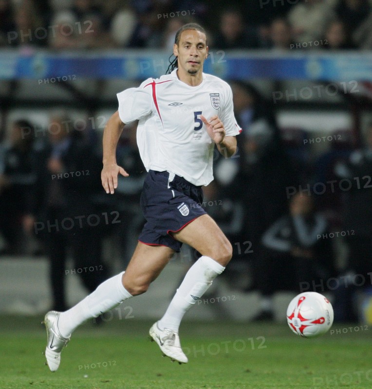 Fussball  International Testspiel
England 3-2  Argentinien
Rio Ferdinand  (ENG) am Ball
FOTO: Pressefoto ULMER / Andreas Schaad