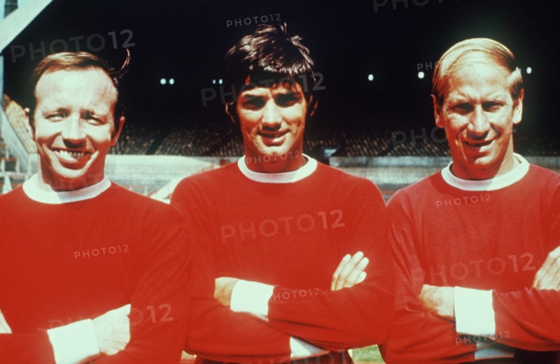 Drei Stars des englischen Fußballklubs Manchester United (v.l.): Mittelfeldspieler Nobby Stiles, der nordirische Flügelstürmer George Best und Spielregisseur und Torjäger Bobby Charlton (aufgenommen 1968).