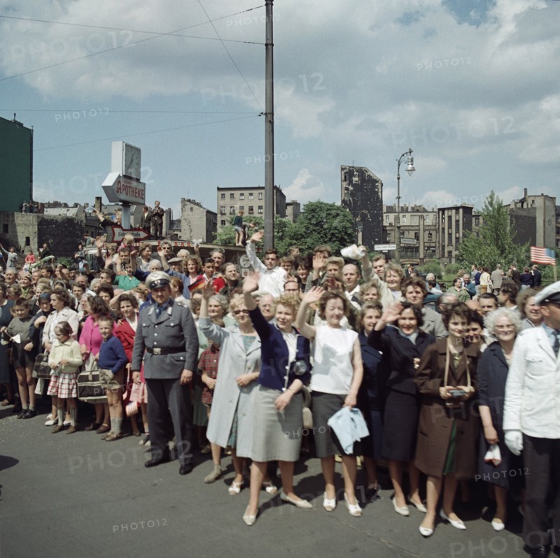 Foule saluant le président John F. Kennedy