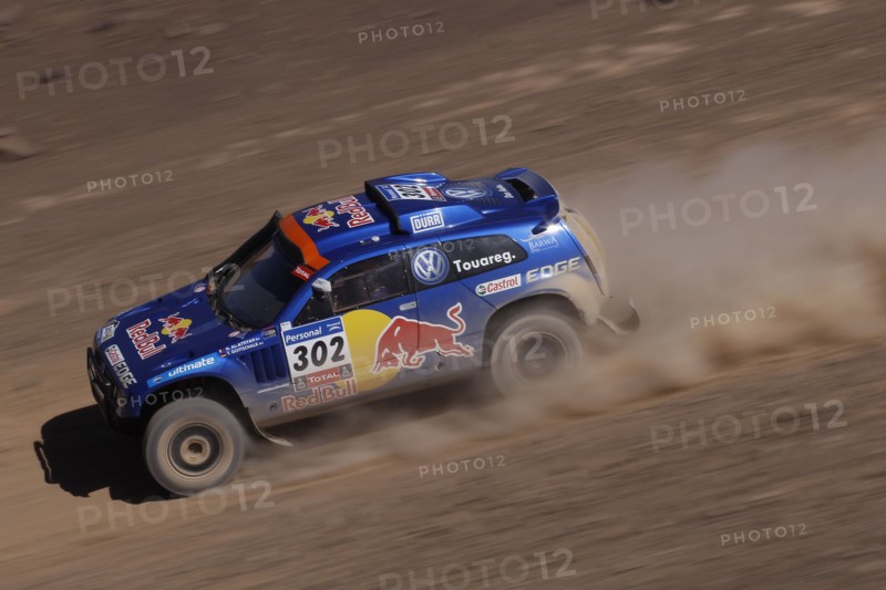 Nasser Al-Attiyah aus Katar und sein deutscher Co-Pilot Timo Gottschalk fahren am Montag (10.01.2011) in ihrem VW Race Touareg auf der 8. Etappe der Rallye Dakar von Antofagasta nach Copiapo, Chile. Foto: Volkswagen/DPPI (ACHTUNG: Handout - Nur zur redaktionellen Verwendung und bei Nennung der Quelle: Volkswagen/DPPI )