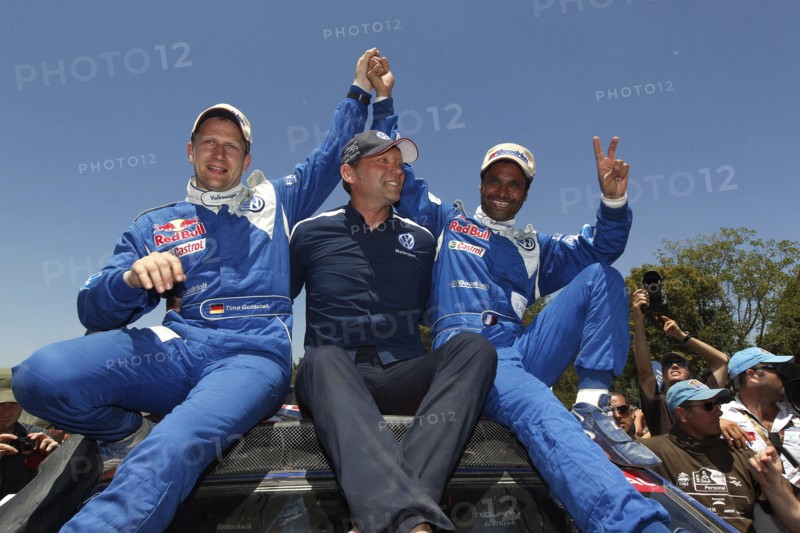 Der Berliner Beifahrer Timo Gottschalk (l) freut sich am Samstag (15.01.2011) mit seinem Piloten Nasser Al-Attiyah (r) aus Katar und Volkswagen Motorsportdirektor Kris Nissen in Buenos Aires in Argentinien, nachdem sie im VW Touareg erstmals die Rallye Dakar gewonnen haben. Foto: Volkswagen/DPPI ACHTUNG: Handout - Nur zur redaktionellen Verwendung und bei Nennung der Quelle Volkswagen/DPPI/FRANCOIS FLAMAND)