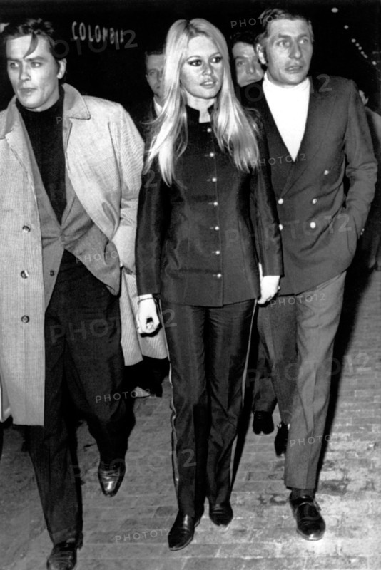 (dpa files) - The Swiss industrial heir, playboy and photographer Gunter Sachs (R) walks through the streets with his then wife Brigitte Bardot and the French actor Alain Delon, in Rome, Italy (undated filer). The great-grandson of Adam Opel will celebrate his 70th birthday on 14 November 2002. In the 1960's Sachs created a sensation as a playboy with his many exploits on the party scene making him a favourite of the yellow-press. He is considered one of the discoverers of St. Tropez putting it on the map as a symbol of the jet-set. His 1966 marriage to Brigitte Bardot made headlines around the world.