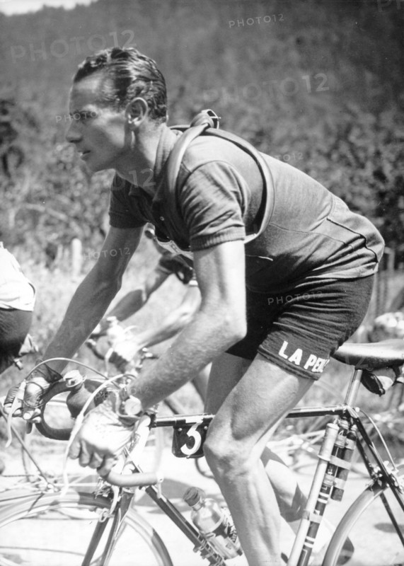 Der Schweizer Hugo Koblet ist am 29.07.1951 auf der Schlußetappe der Tour de France von Dijon nach Paris auf dem Weg zum Gesamtsieg. Koblet war Radchampion, Frauenheld und Jugendidol. Doch irgendwann fuhr er sein Leben an die Wand ± und schliesslich mit einem Alfa Romeo gegen einen Birnbaum. Er gewann 1950 die Italien-Rundfahrt und ein Jahr später die Tour. Nachdem Herzprobleme, vermutlich zurückgehend auf eine Dopingspritze, die ein Tour-de-Suisse-Arzt dem Fieberkranken verabreicht hatte, seine Karriere verkürzt hatten, trat er 1958 zurück. Sechs Jahre später starb er an den Folgen des Autounfalls. Foto: str +++(c) dpa - Report+++
