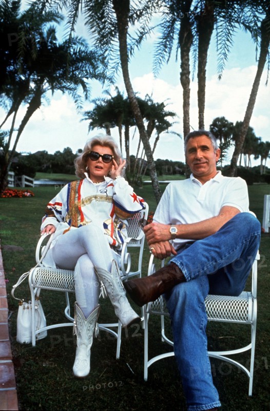 Hollywood-Diva Zsa Zsa Gabor und ihr Mann Prinz Frederic von Anhalt machen im Jahr 1992 Urlaub in Florida. Gabor liegt nach einem schweren Autounfall in Los Angeles im Koma. Die bekannte Schauspielerin habe mehrere Knochenbrüche sowie Kopfverletzungen erlitten und werde derzeit künstlich beatmet, teilte die Agentur von Gabors Ehemann, Prinz Frederic von Anhalt, am 28.11.2002 mit. «Nach Meinung von Herrn von Anhalt, wird Frau Gabor - selbst wenn keine Lebensgefahr bestehen würde - als Pflegefall nach Hause kommen», sagte Agentur-Chef Birkmann. Die Diva sei auf dem Sunset Boulevard verunglückt. Der Fahrer soll mit hoher Geschwindigkeit von der Straße abgekommen sein und einen Laternenmast gerammt haben.