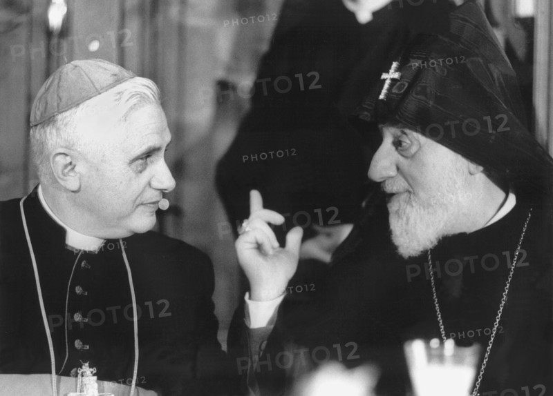 Kardinal Ratzinger trifft Bischof Baldjian