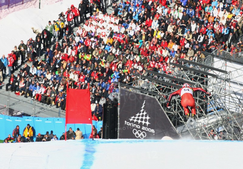 Olympia
20. Olympische Winterspiele 2006 Turin
Ski Alpine - Abfahrt Herren
Feature, Uebersicht, Zielsprung;
Bruno Kernen (SUI) gewinnt Bronze
FOTO : Pressefoto Ulmer/Foto-net/Daniel Ulmer