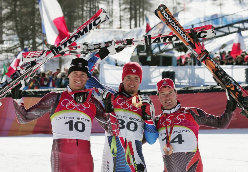 Olympia
20. Olympische Winterspiele 2006 Turin
Ski Alpin Herren Abfahrt
Siegerehrung, Michael Walchhofer (AUT,Silber li) Antoine Deneriaz (FRA,mitte) gewinnt Gold und Bruno Kernen (SUI, Bronze re)
FOTO : Pressefoto ULMER /  Andreas Schaad