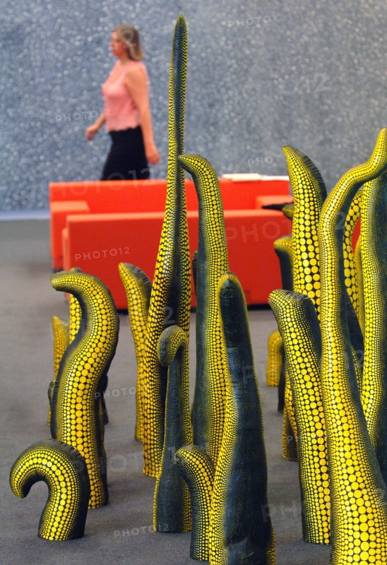 An der Installation "sLife Repetetive Vision" des Künstlers Yayoi Kusama (Japan, Galerie Robert Miller, USA) geht am Donnerstag (27.10.2005) auf der Kunstmesse artcologne in Köln ein Besucher vorbei. Die internationale Kunstmesse artcologne findet vom 28.10. bis 01.11.2005 in Köln statt. Foto: Oliver Berg dpa/lnw +++(c) dpa - Report+++