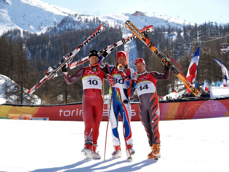 Der französische alpine Skifahrer Antoine Deneriaz (Mitte) gewinnt am 12.02.2006 die Goldmedaille in der Abfahrt vor dem Österreicher Michael Walchhofer (l) und dem Schweizer Bruno Kernen (l) in Sestriere Brogata, Italien. Foto: Hiro Yakushi +++(c) Picture-Alliance / ASA+++