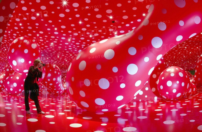 Eine Fotografin steht am Dienstag (06.06.2006) in der Neuen Nationalgalerie in Berlin in der Rauminstallation der japanischen Künstlerin Yayoi Kusama mit dem Titel "Dots Obsession" aus dem Jahr 2004. Die Ausstellung "Berlin-Tokio/Tokio-Berlin - Die Kunst zweier Städte" der Neuen Nationalgalerie Berlin und des Mori Art Museum Tokio zeigt bis zum 3. Oktober erstmals die vielfältigen kultur- und kunsthistorischen Verbindungen der beiden Metropolen. Foto: Gero Breloer dpa/lbn +++(c) dpa - Report+++