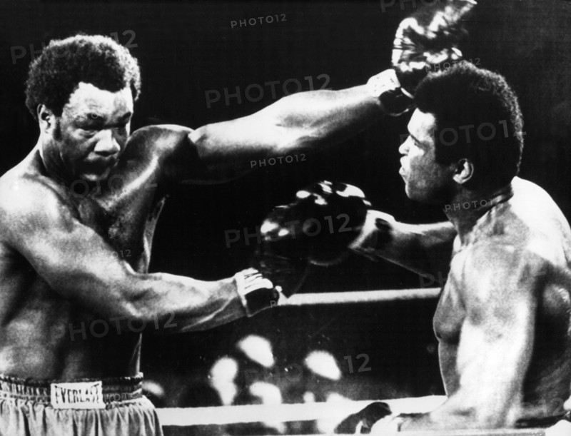 US-Schwergewichtsboxer Muhammad Ali (r) im historischen Schlagabtausch mit seinem Kontrahenten George Foreman. Ali holt sich mit einem sensationellen K.o.-Sieg gegen den Titelverteidiger am 30.10.1974 in Kinshasa (Zaire) den WM-Titel zurück. Ali behauptet sich gegen den 25jährigen Titelverteidiger in einem dramatischen Fight. Damit ist der 32jährige der zweite Boxer, der den WM-Titel im Schwergewicht zurückerobert (Bestwmögliche Bildqualität).