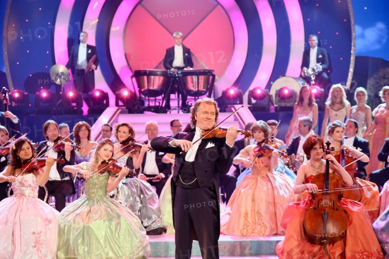 Andre Rieu tritt mit seinem Johann Strauss Orchester beim "Frühlingsfest der Volksmusik" am Samstag (09.04.2011) in der Erdgasarena in Riesa (Sachsen) auf. Die Livesendung wurde um 20:15 Uhr live in der ARD ausgestrahlt. Foto: Andreas Lander dpa