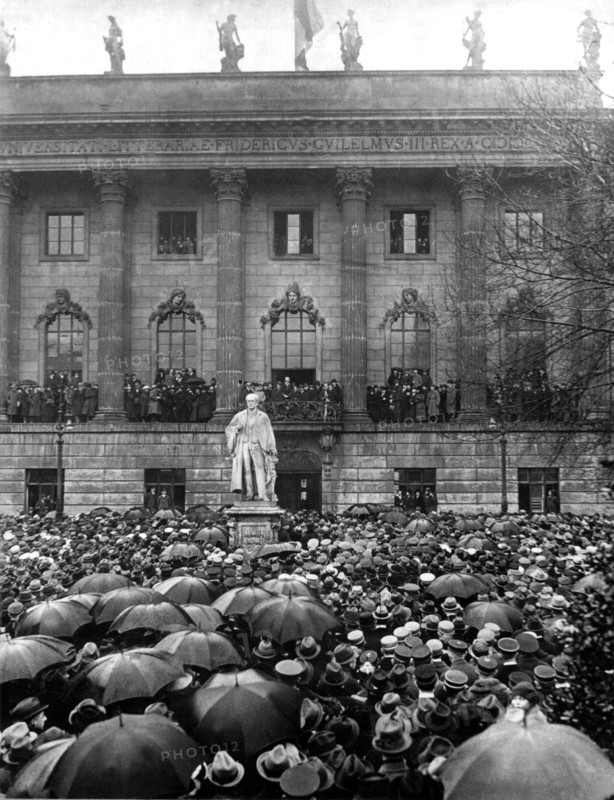 Weimar Republic - Demonstration in front of university