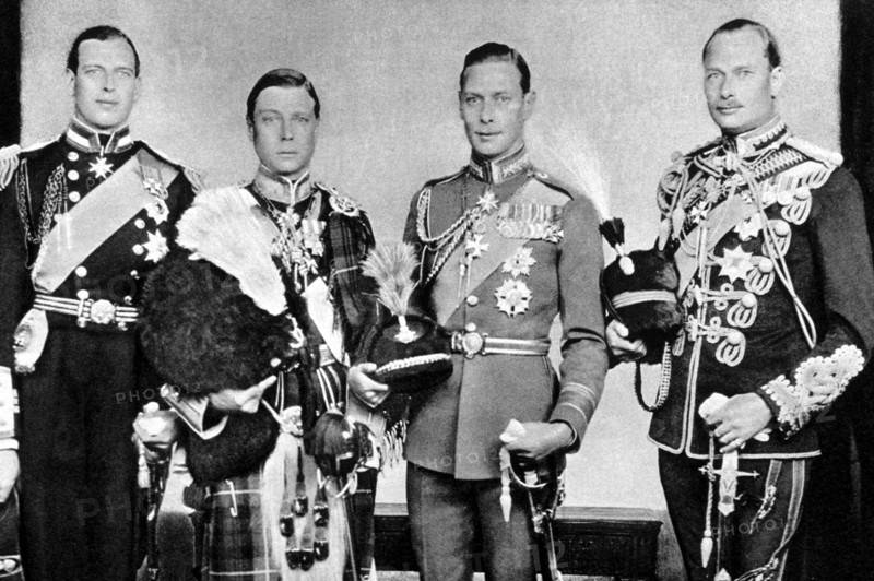Edouard VIII entouré de ses frères