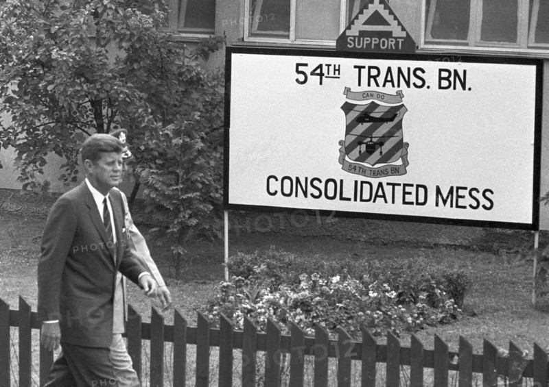 Le Président John F. Kennedy lors de la visite d'une base aérienne à Hanau en 1963