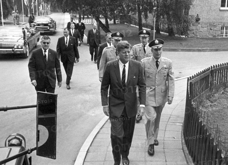 Le Président John F. Kennedy lors de la visite d'une base aérienne à Hanau en 1963