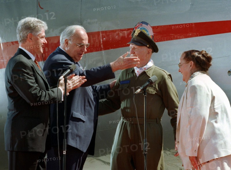 Clinton: applause for airlift pilot Gail Halorsen