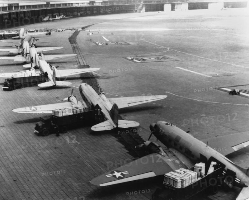 Airlift for supply of West-Berlin