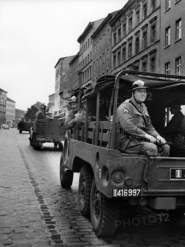 French troops at the sectoral border in the North of Berlin