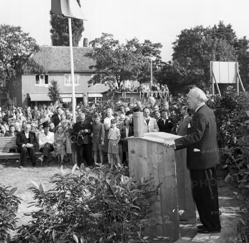 Berlin - laying of foundation stone of Marienfelde Refugee Center 1952