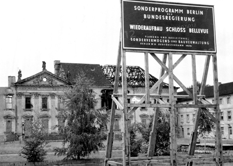 Berlin - ruin of Schloss Bellevue 1954