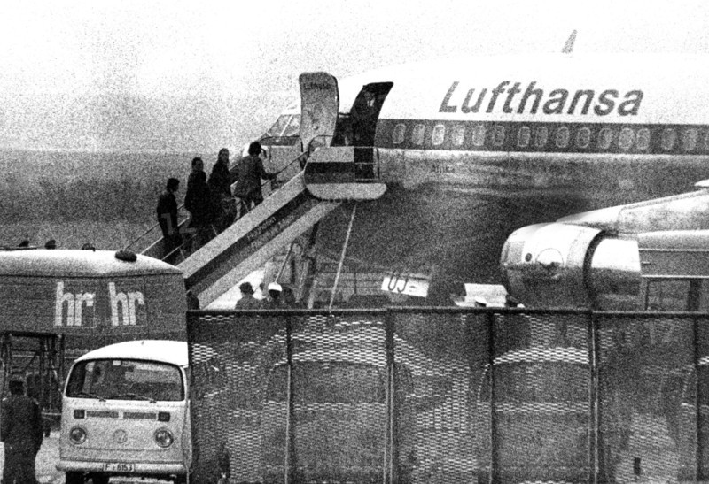 Heinrich Albertz provides himself as hostage in Lorenz kidnapping