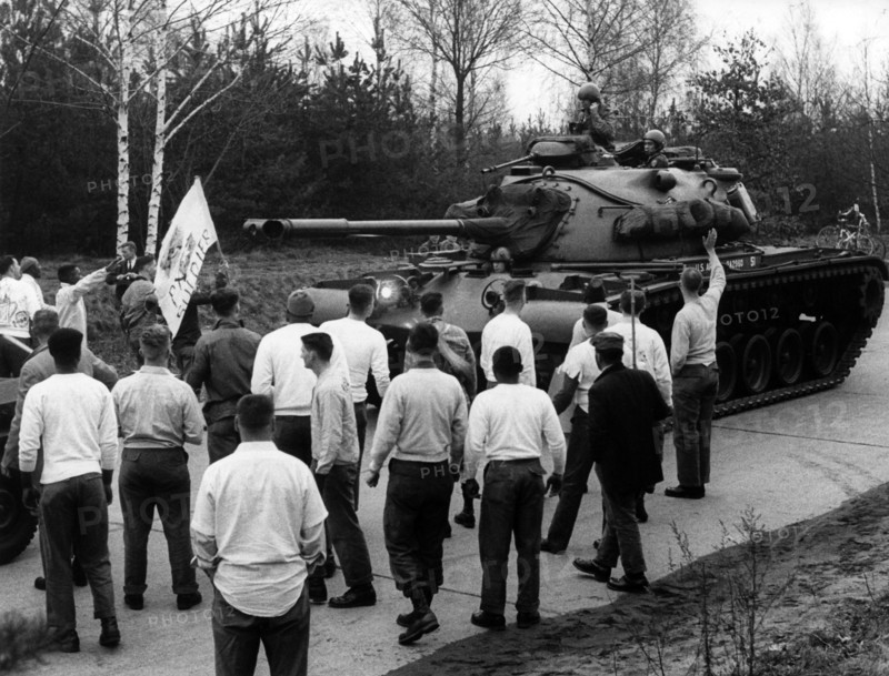 Simulated civilian uprising during manoeuvre of US army in Berlin