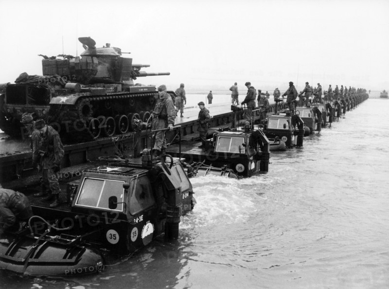 US troops demonstrate construction of floating bridge