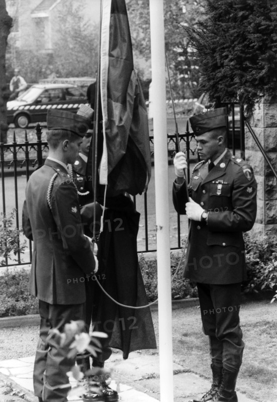 Flag changing at the US town major's in Berlin