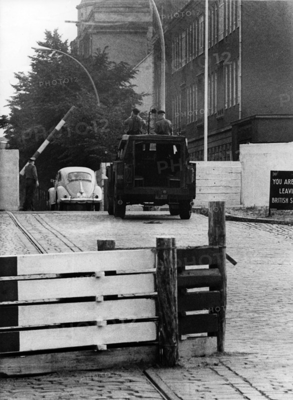Barricaded checkpoint Sandkrugbrücke in Berlin