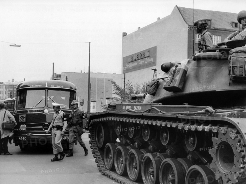 US busses stopped by East Berlin officers
