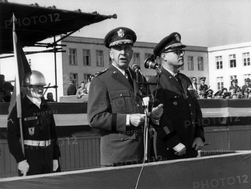 Farewell to US general H. I. Hodes in Berlin