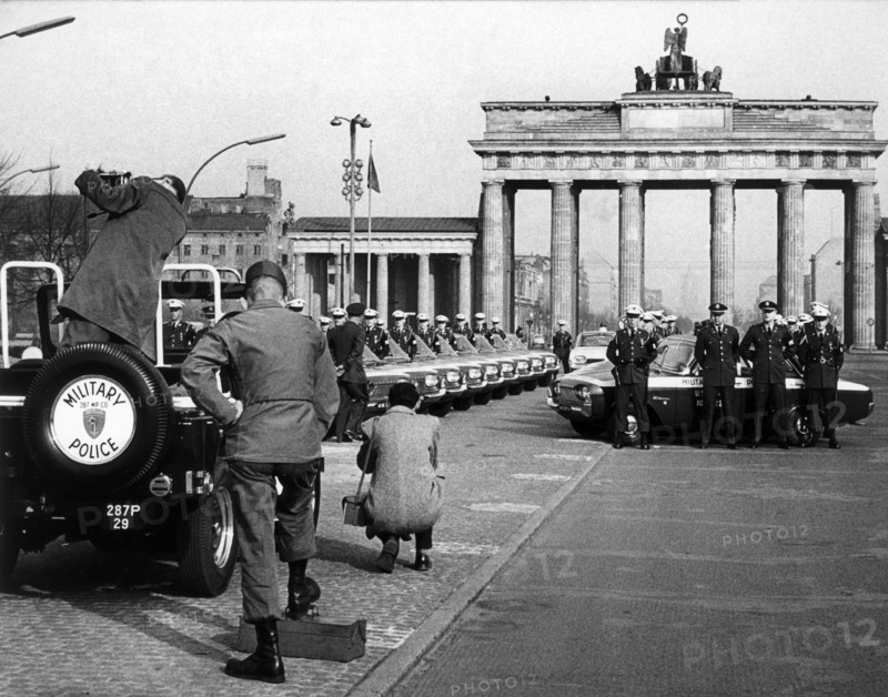 Group photo of US military police in front of Brandenburger Tor