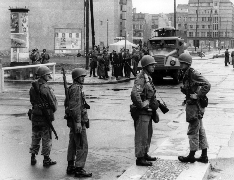 US soldiers and People's Police officers at checkpoint Friedrichstraße in Berlin 1961