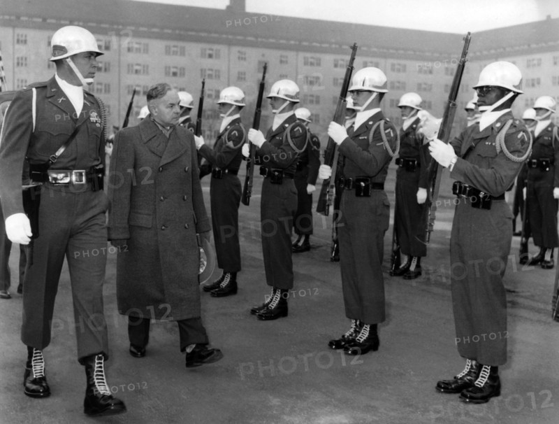 Arms instruction of the US Army in front of Bavarian members of the government