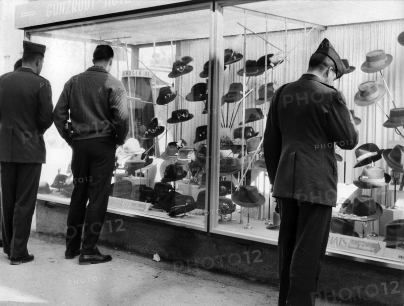 US soldiers buy traditional hats