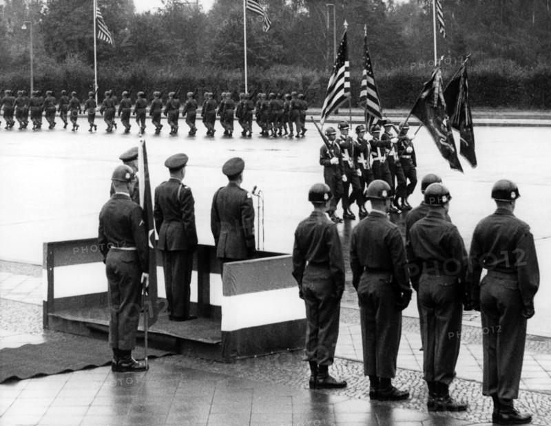Military parade for the tenth anniversary of two US units in Berlin