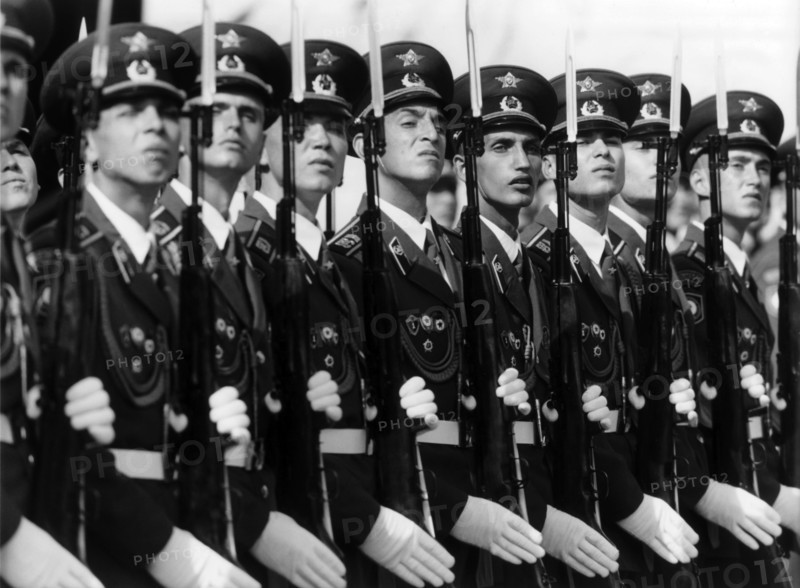 Russian soldiers rehearse for ceremony on troop withdrawal from Germany
