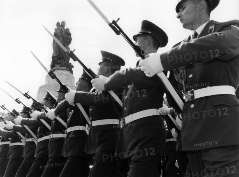Russian soldiers rehearse for ceremony on troop withdrawal from Germany
