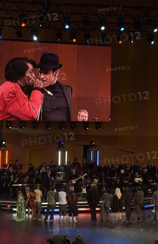 James Brown et Will Young (2004)