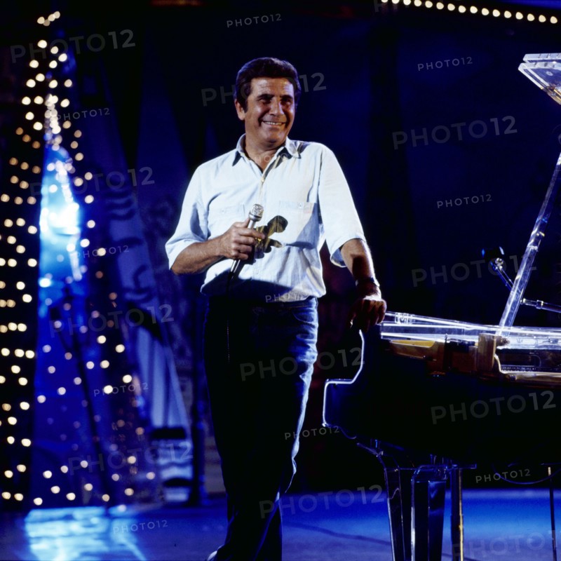 Gilbert BÉCAUD bei einem Auftritt