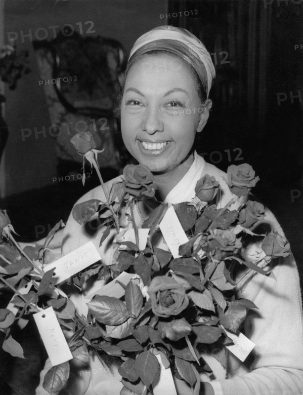 Josephine BAKER, Portrait mit Rosenstrauß 1959