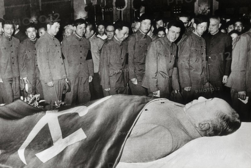 Photo: A final tribute to the dead chairman Mao Zedong (Mao Tse-tung)...