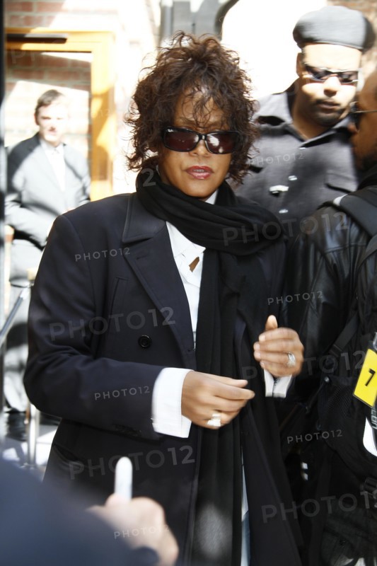 Whitney Houston vor ihrem Hotel in Hamburg